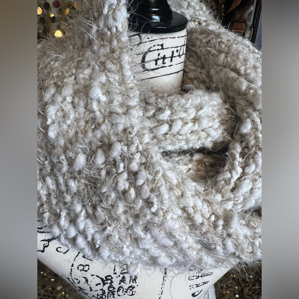 Cozy scarf 🖤 - Picture 2 of 4